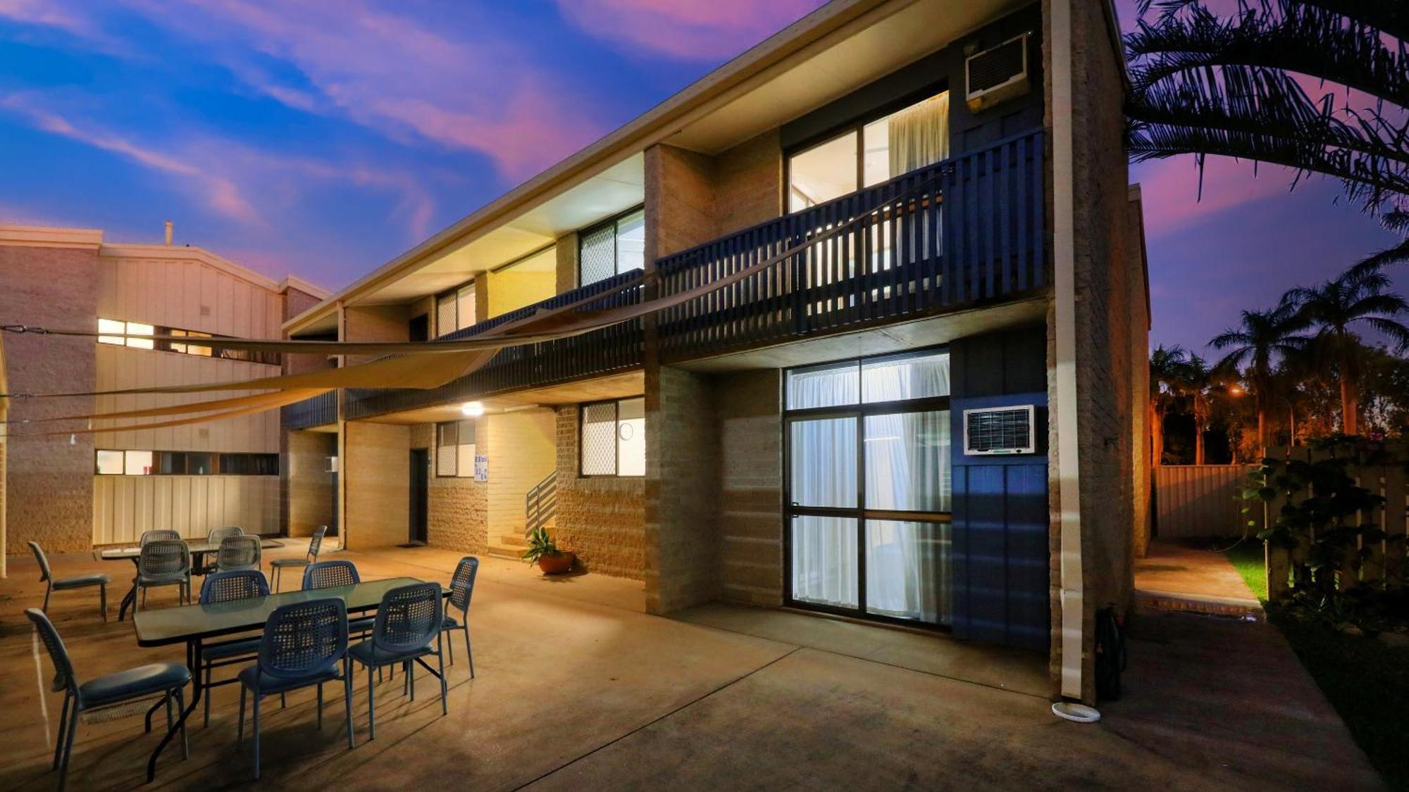 Gardens & Motel 4*